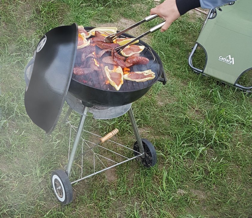 Bari kotyogós faszenes grill, 46 cm