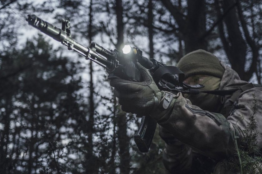 Taktikai zseblámpa Armytek Partner C2 Meleg fény