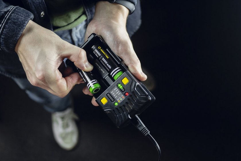 Töltő Armytek UNI C2 plug type C